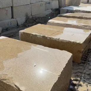 金昌 黄金麻方料堆场洗料分选中，原材料充足