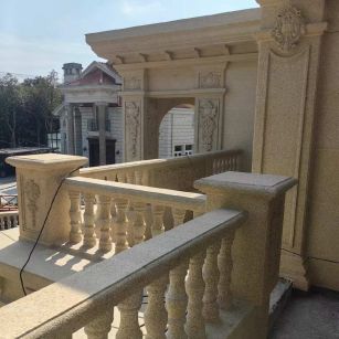 金昌 黄金麻别墅外墙干挂雕花配合阳台栏杆花瓶柱