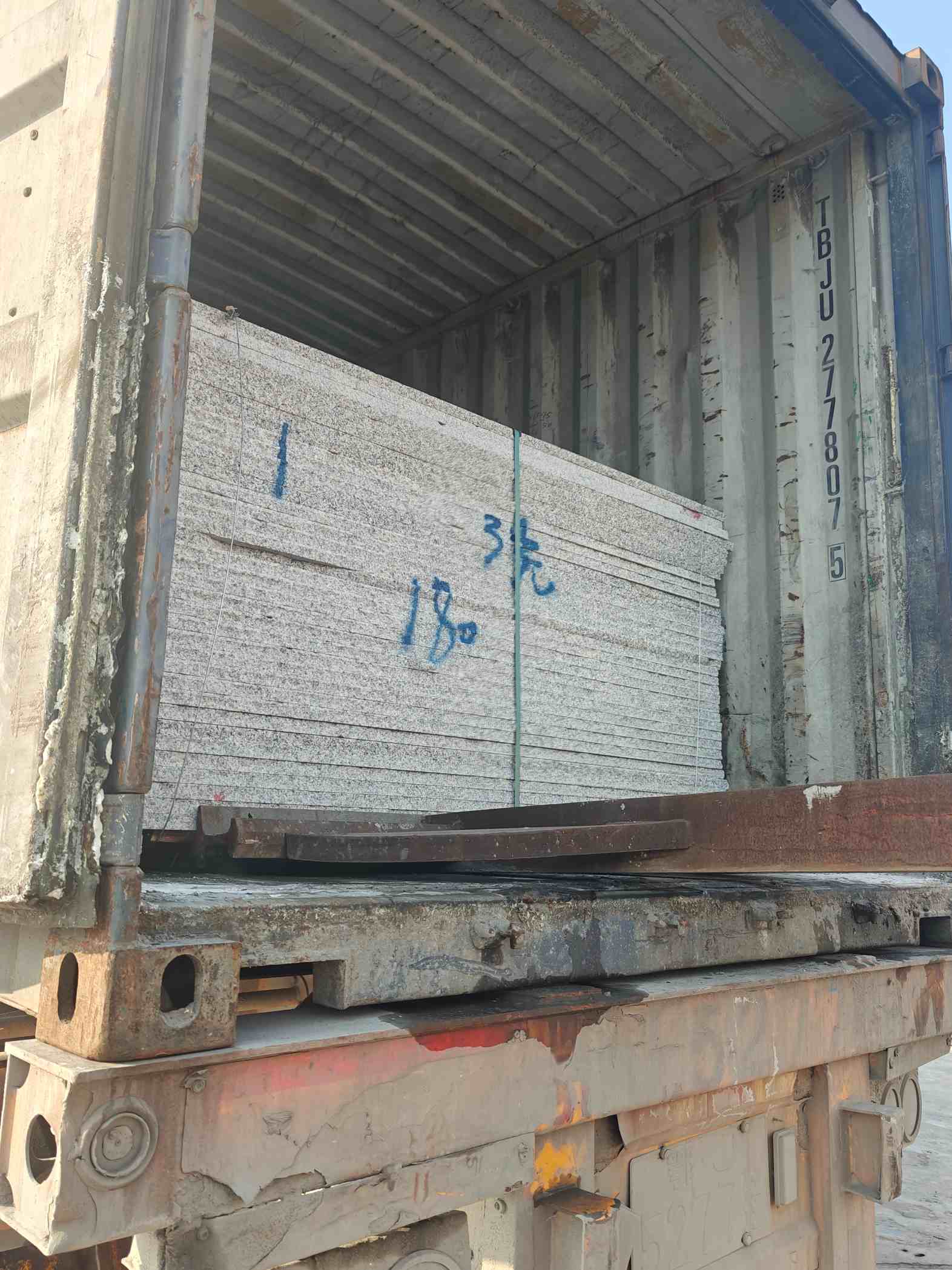 金昌 芝麻白花岗岩石材3.0公分光面毛板装柜出货