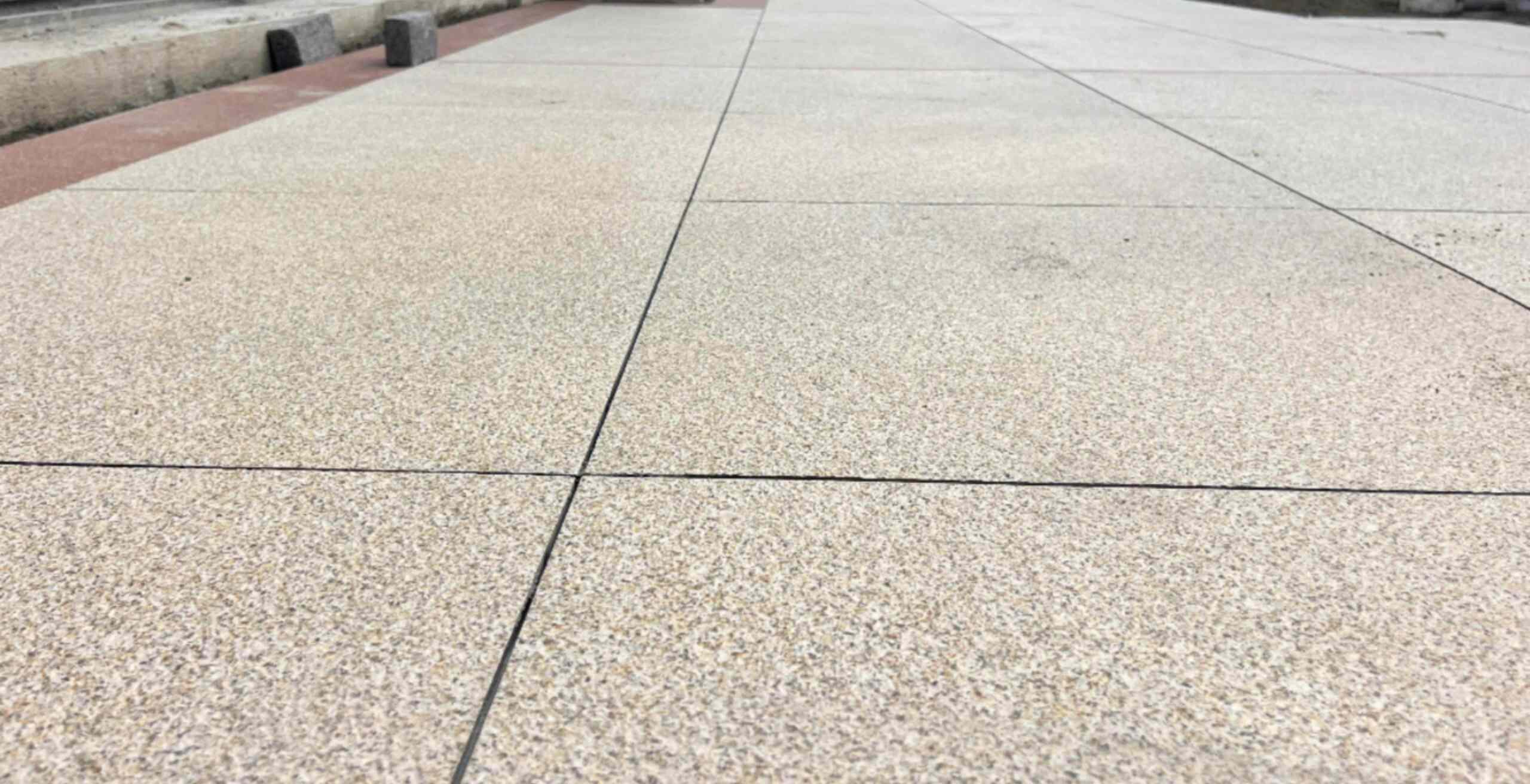 金昌 黄金麻花岗岩石板材荔枝面地面铺装效果