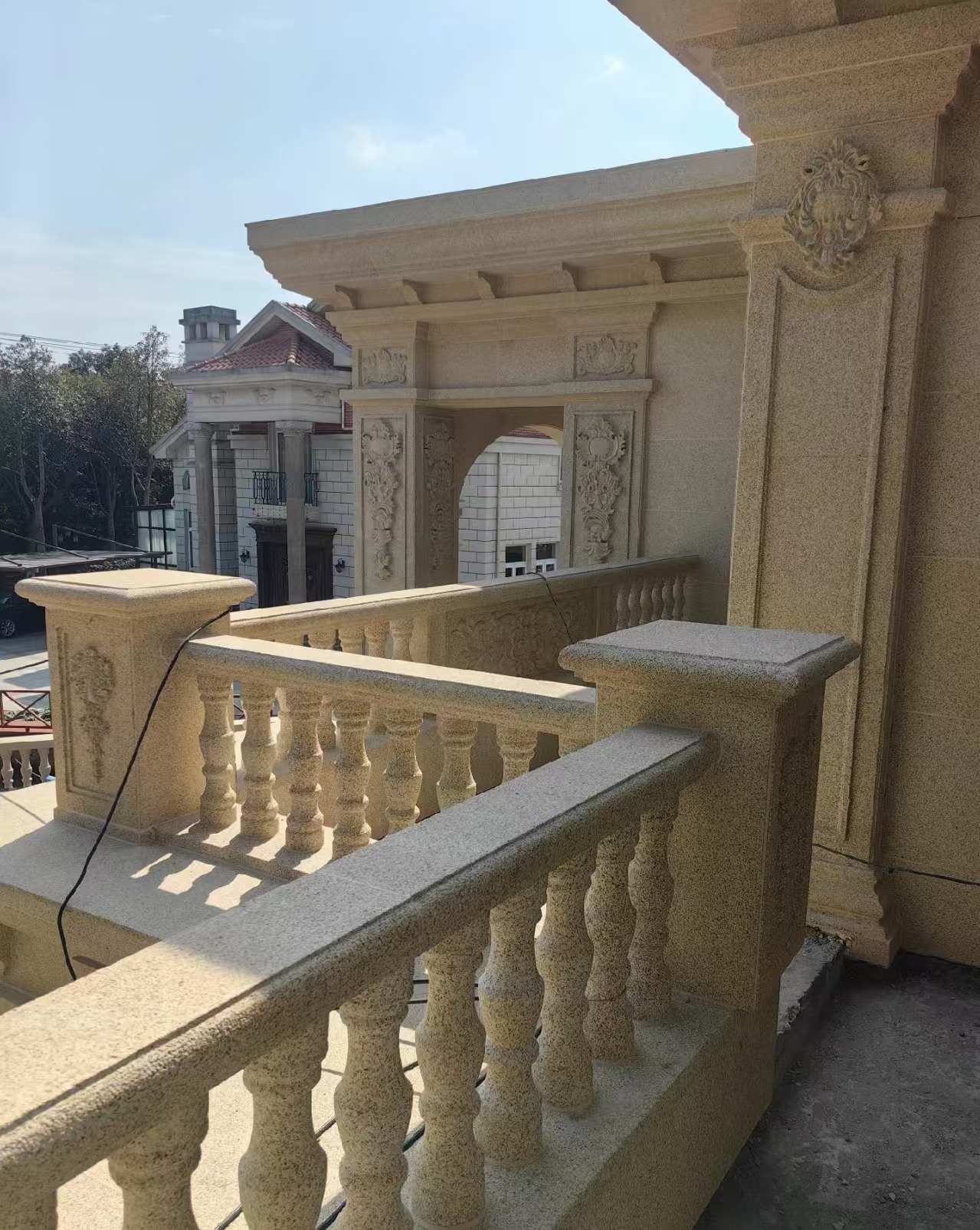 金昌 黄金麻别墅外墙干挂雕花配合阳台栏杆花瓶柱