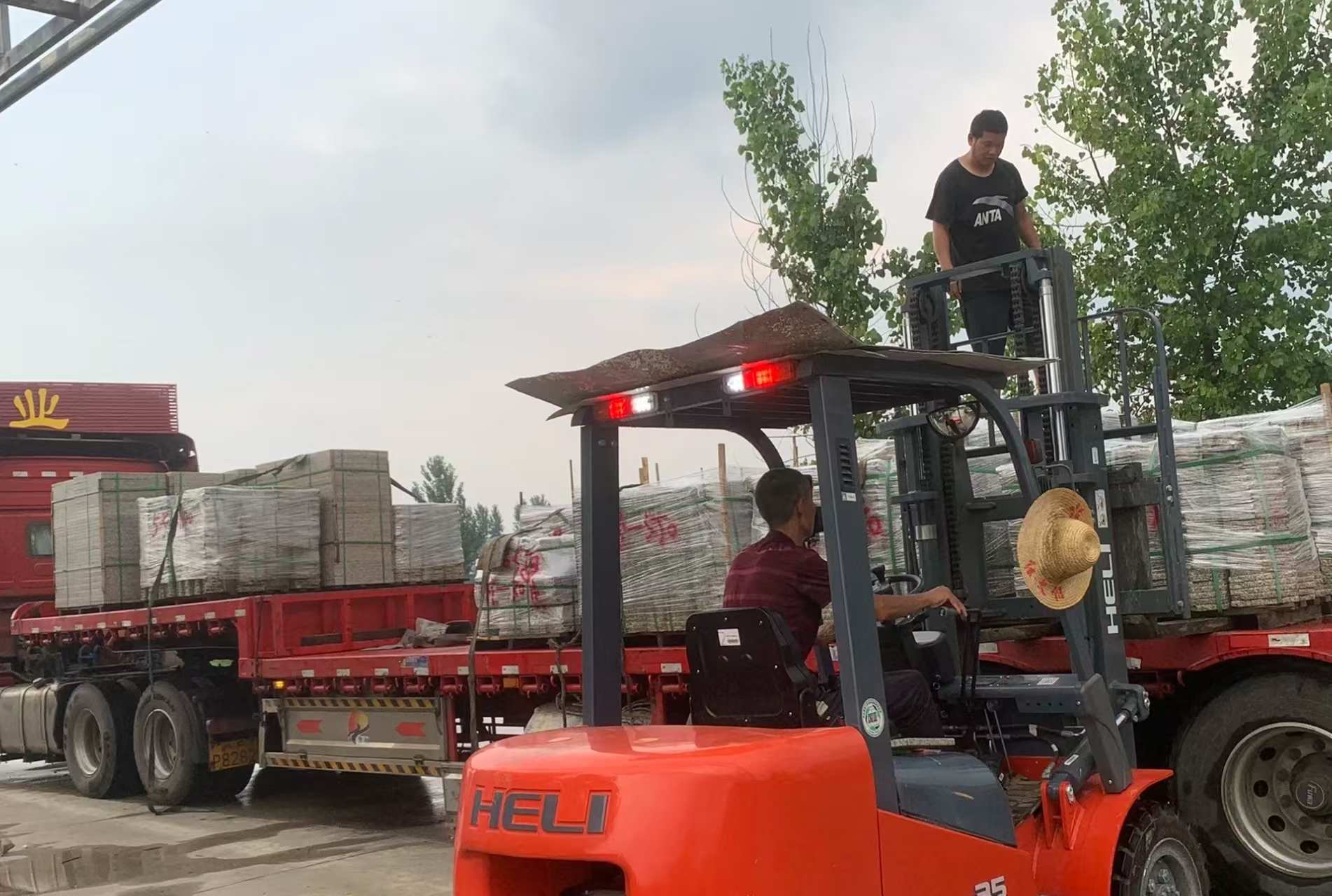 金昌 黄金麻冰裂纹，地铺石装车