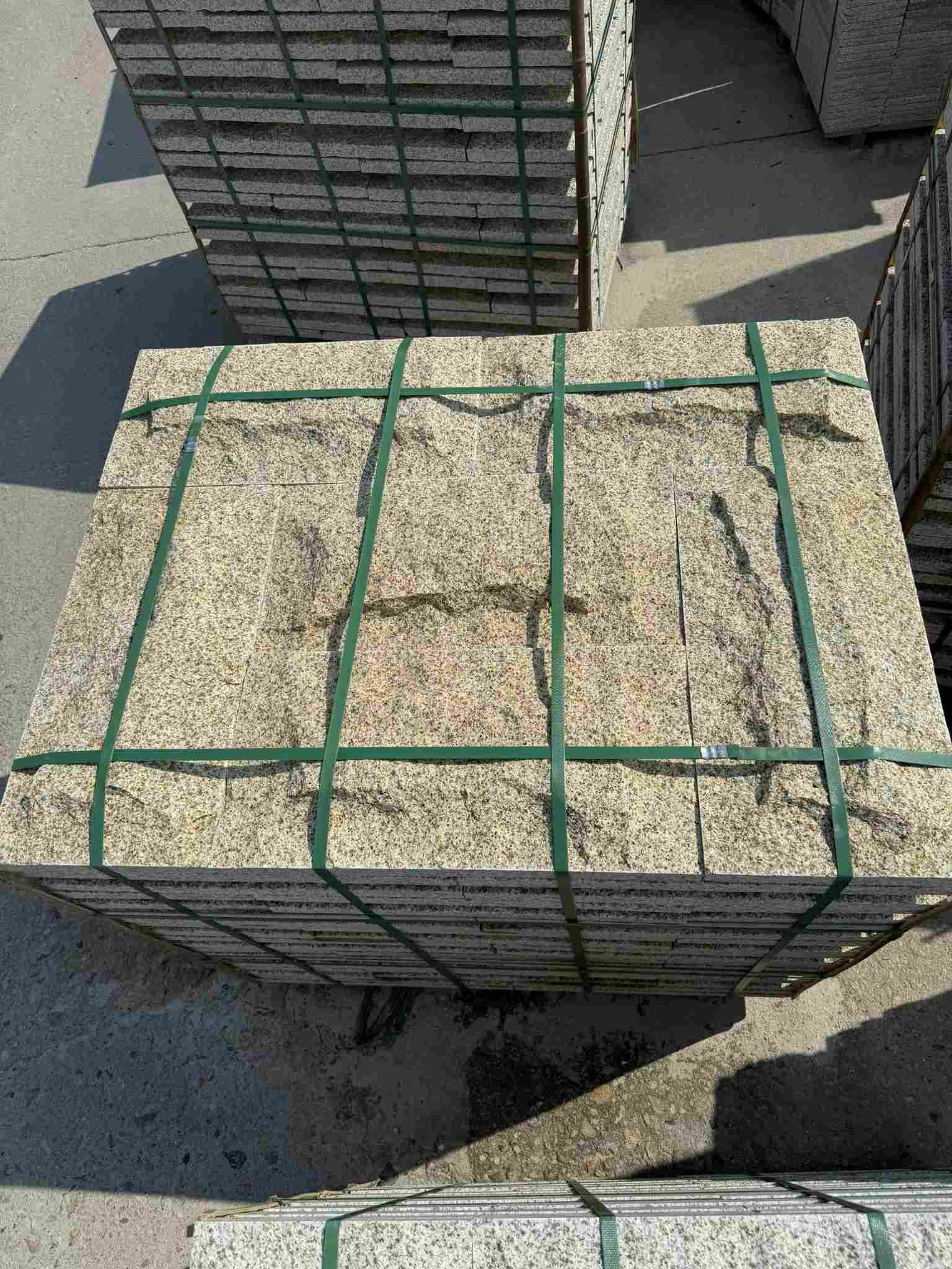 金昌 黄金麻花岗岩石材自然面蘑菇石成品