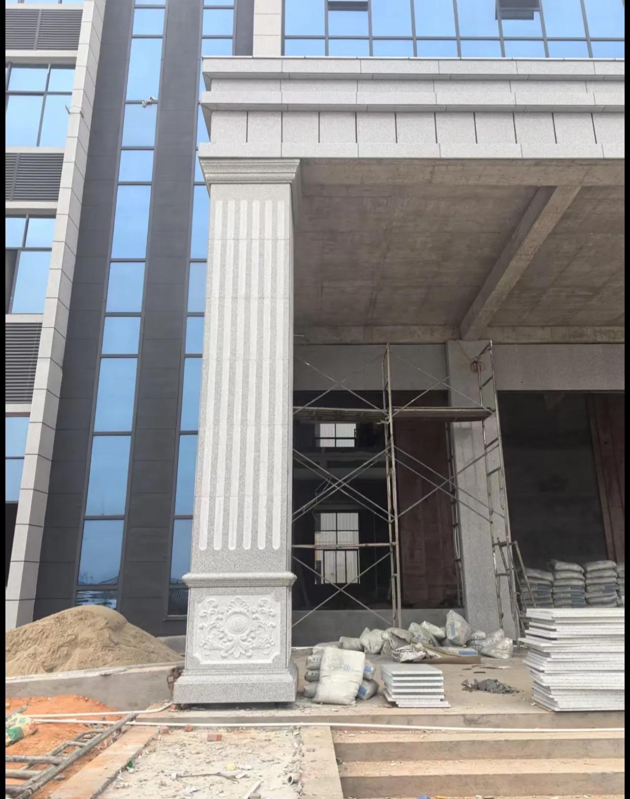 金昌 芝麻白光面花岗岩门楼大柱（罗马柱）配雕花底座