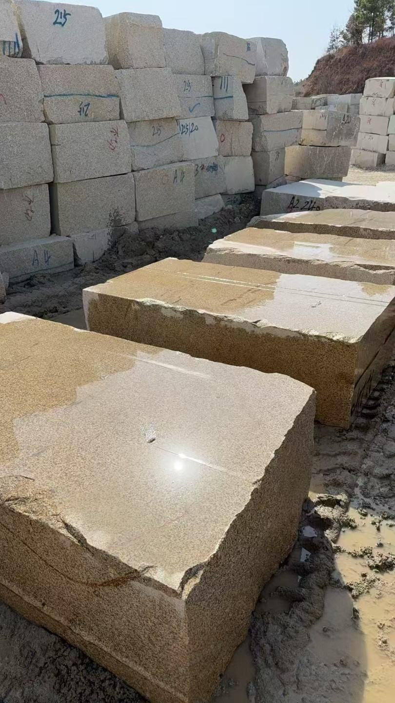 金昌 黄金麻方料堆场洗料分选中，原材料充足