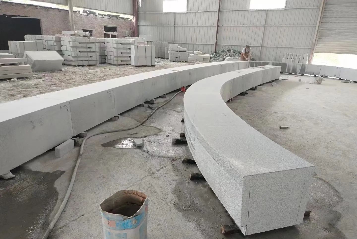 金昌芝麻白花岗岩石板材 园林光面弧形坐凳