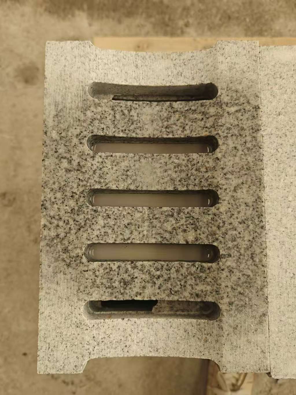 金昌 芝麻白拉丝面花岗岩U型开槽排水槽