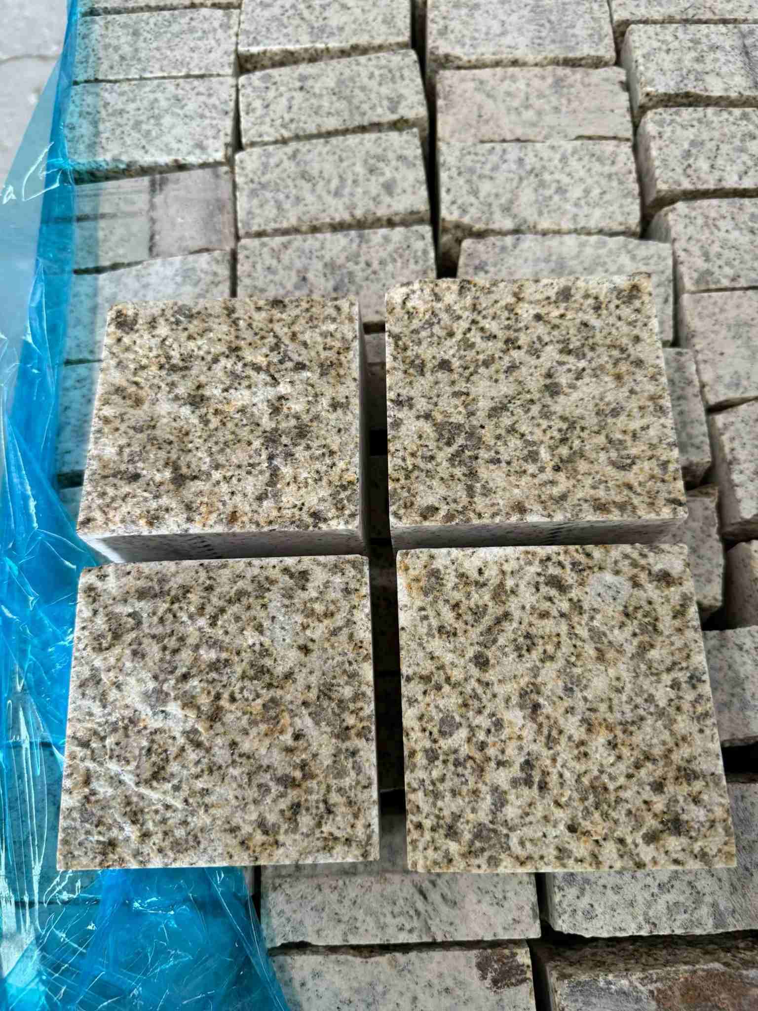 金昌 黄金麻花岗岩自然面小方块，弹石，马蹄石等