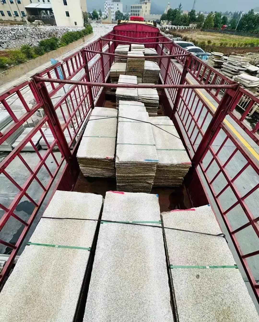 金昌 黄金麻花岗岩荔枝面，光面毛板装车完成