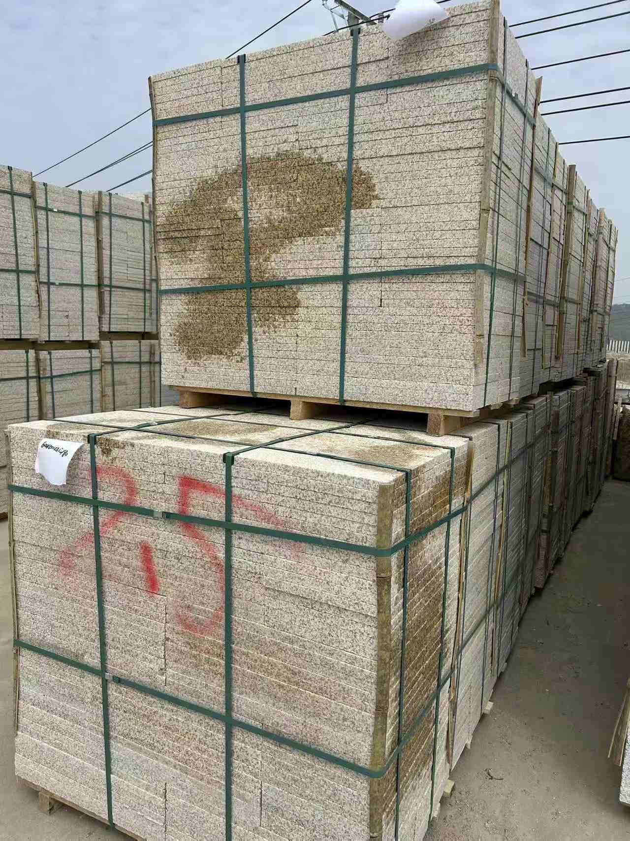 金昌 黄金麻花岗岩石材荔枝面地铺石2.5*300*600