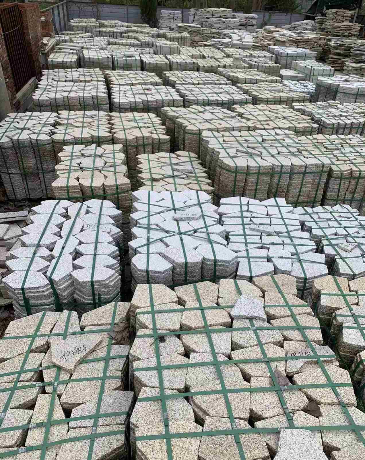 金昌 黄金麻白麻花岗岩荔枝面地铺石(冰裂纹)