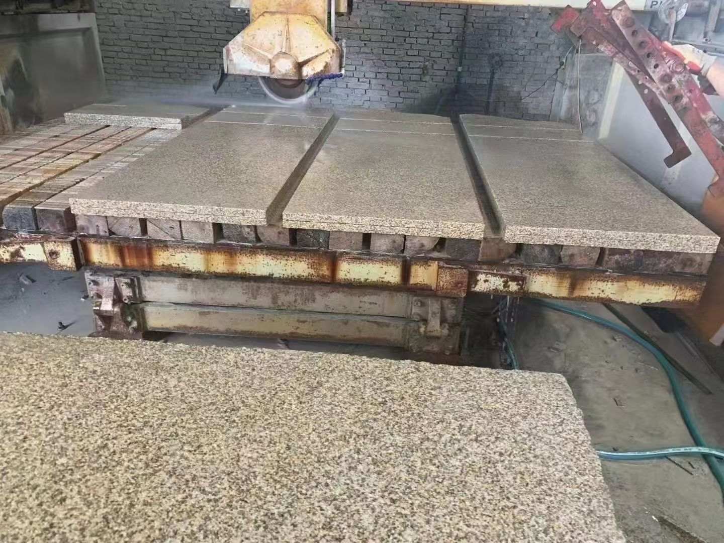 金昌 黄金麻荔枝面成品板加工