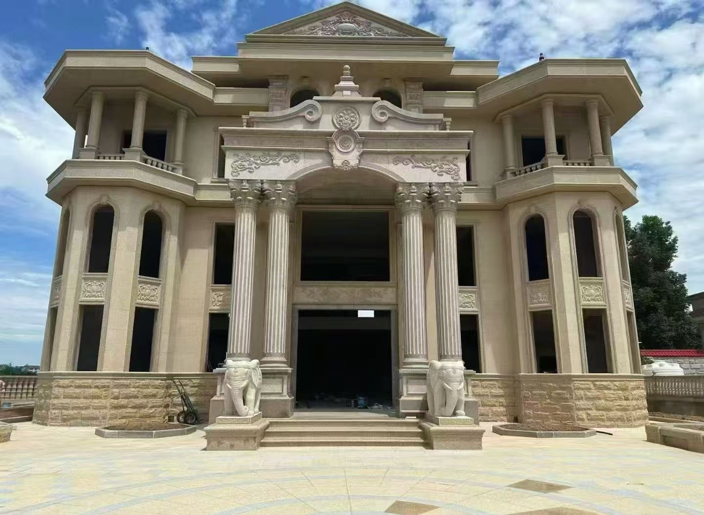 金昌 黄金麻别墅外墙干挂，大柱，大象，蘑菇石，雕花板