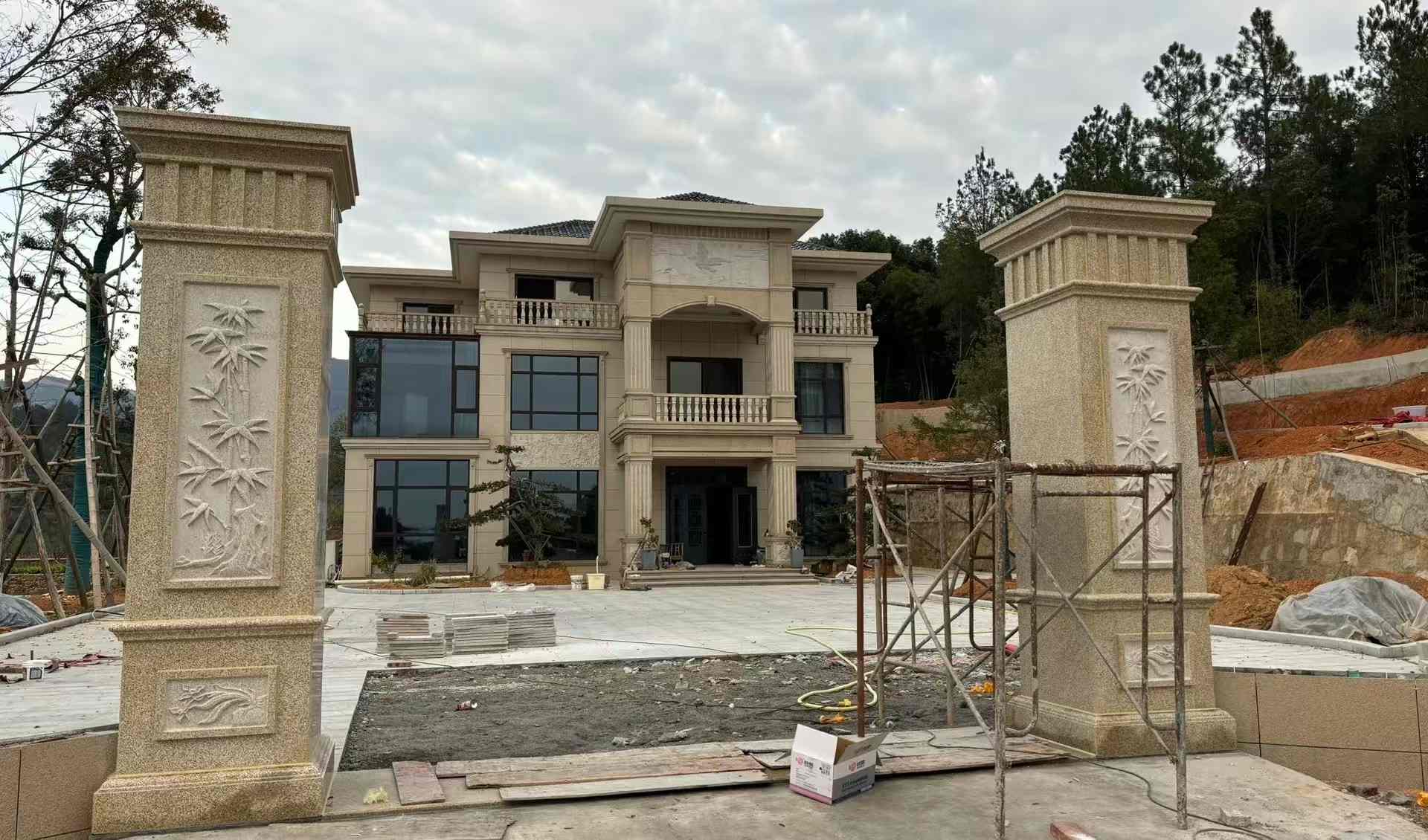 金昌 黄金麻花岗岩别墅雕花外墙干挂配上门口雕花罗马柱