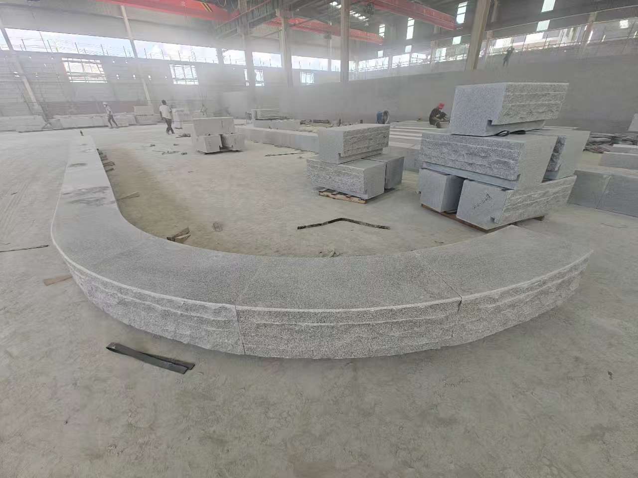 金昌 芝麻白异形坐凳，自然面光面弧形加工